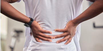 Ból pleców w pracy? Te ćwiczenia możesz robić przy biurku